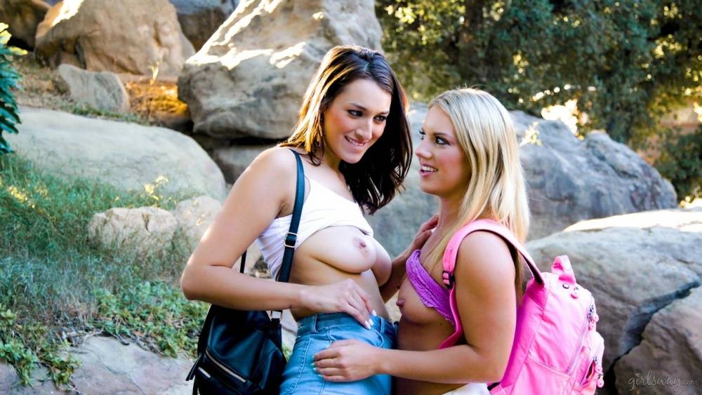Candice Dare and Bella Rolland are stranded on the roadside Bella can't get a | Photo: 208679