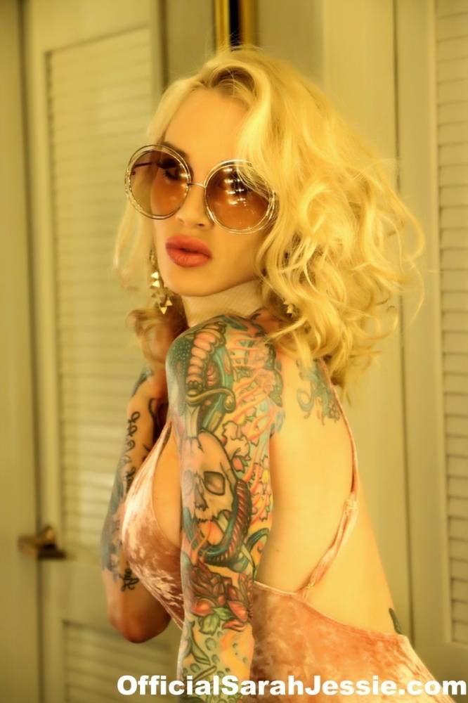 Tattooed blonde Sarah Jessie masturbates on a bathroom counter in spectacles - #5
