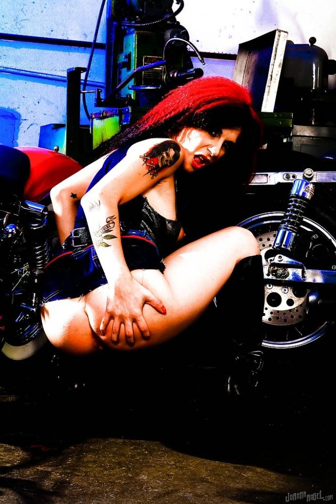 Tattooed amateur babe Joanna Angel reveals her milf ass on a bike | Photo: 256492