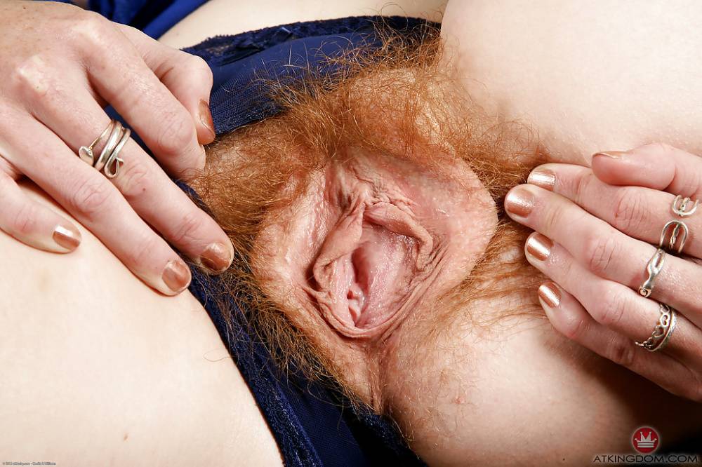 Mature redhead Ana Molly exposing her really hairy pussy for close ups | Photo: 369638