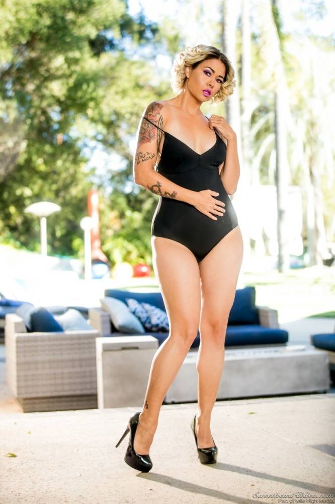 Hot chick with tattoos Dana Vespoli grabs her sexy ass after onesie removal | Photo: 387823