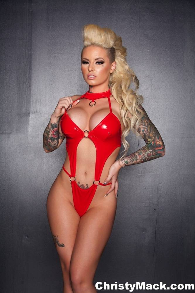 Hot pornstar Christy Mack with round big tits & many tattoos spreading naked - #9