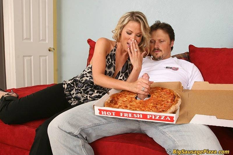 Mature vixen Kayla Synz gets fucked and facialized by a well-hung pizza-lad | Photo: 453578