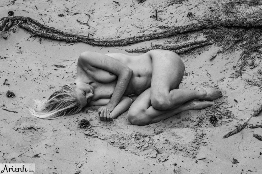Natural blonde Arienh Autumn falls asleep on a beach while completely naked - #10