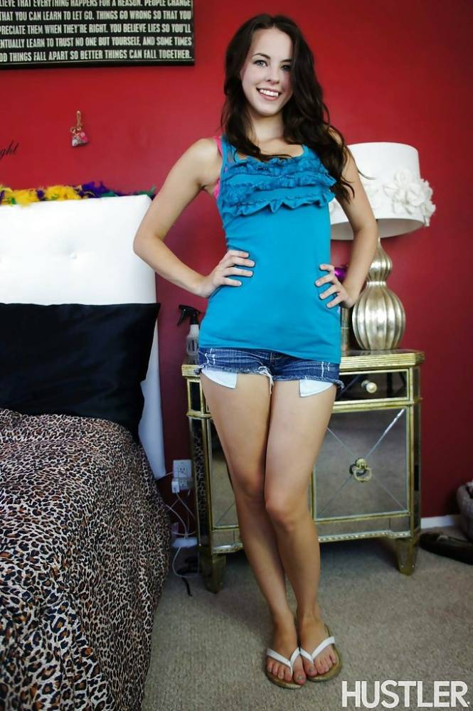 Teen babe Veronica Radke posing for non nude shots in denim shorts | Photo: 549846
