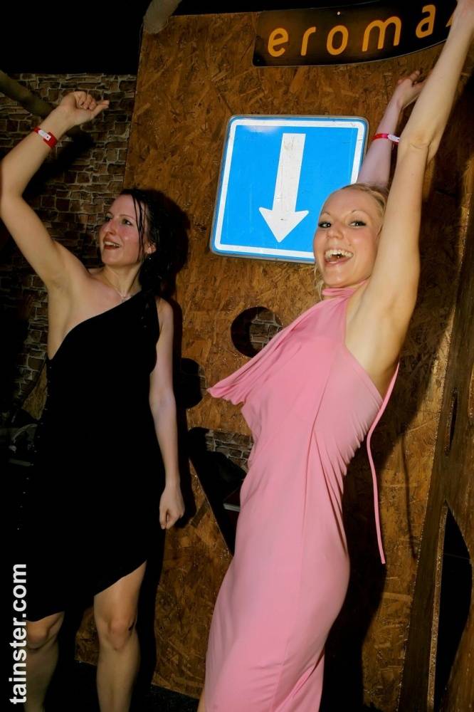 Drunk party girls go wild during extreme orgy fucking in nightclub | Photo: 586016