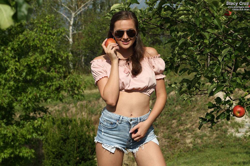 Caucasian teen Stacy Cruz pleasures her pussy with fruit and veggies outdoors | Photo: 594954