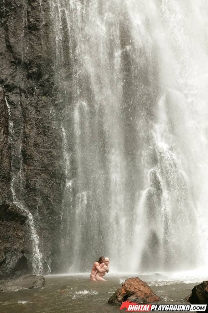 Stunning milf Jesse Jane fucks outdoor in the waterfall on cam - #11
