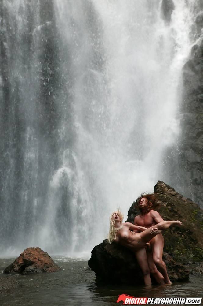 Stunning milf Jesse Jane fucks outdoor in the waterfall on cam | Photo: 601679
