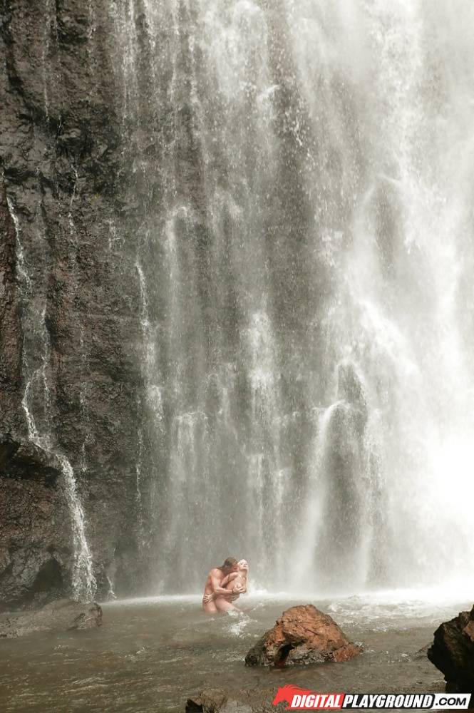 Stunning milf Jesse Jane fucks outdoor in the waterfall on cam | Photo: 601674