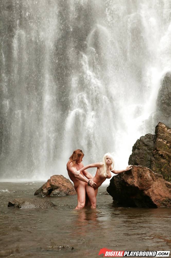 Stunning milf Jesse Jane fucks outdoor in the waterfall on cam - #9