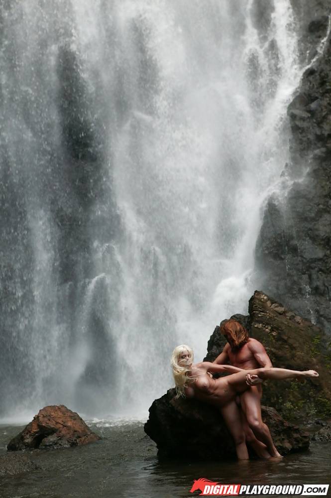 Stunning milf Jesse Jane fucks outdoor in the waterfall on cam - #14