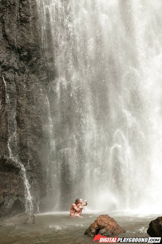 Stunning milf Jesse Jane fucks outdoor in the waterfall on cam - #7