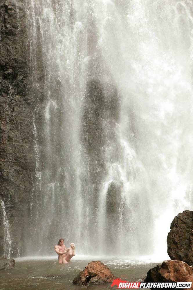 Stunning milf Jesse Jane fucks outdoor in the waterfall on cam - #6