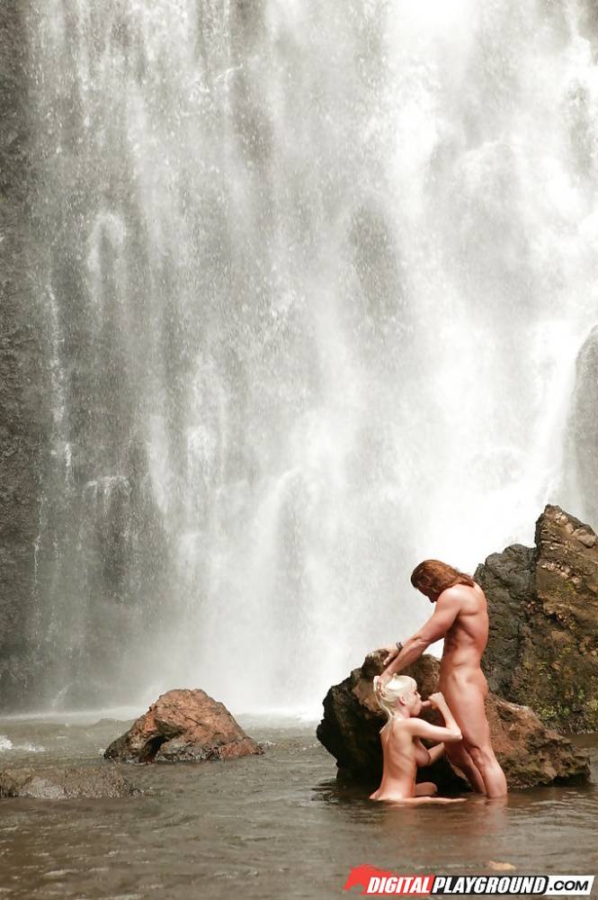 Stunning milf Jesse Jane fucks outdoor in the waterfall on cam - #15