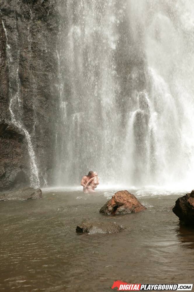 Stunning milf Jesse Jane fucks outdoor in the waterfall on cam | Photo: 601658
