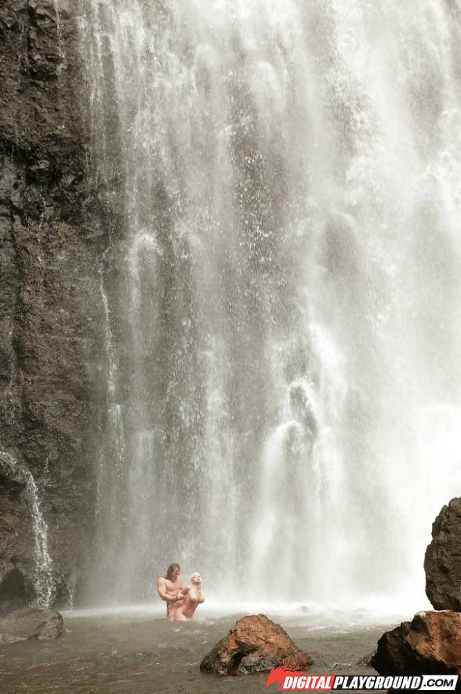 Stunning milf Jesse Jane fucks outdoor in the waterfall on cam | Photo: 601677