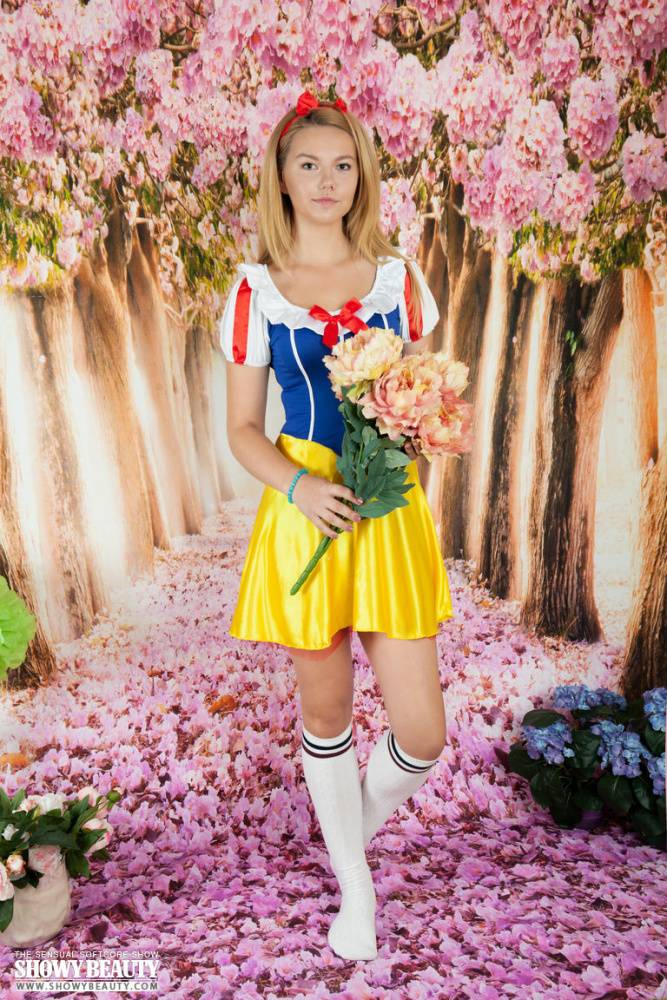 Cosplay girl Pop sheds Snow White costume to show nude pussy in knee socks | Photo: 629870