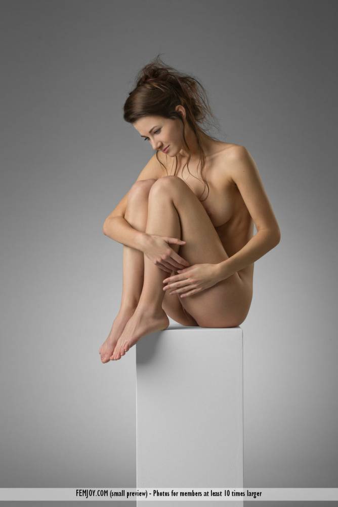 Long legged teen Lauren rocks her tight ass while modelling totally naked - #7