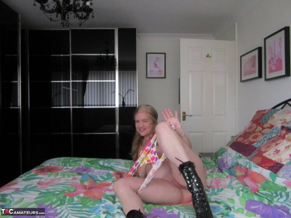 Busty blonde mature Lily May doffs boots & cotton panties & spreads naked | Photo: 663474