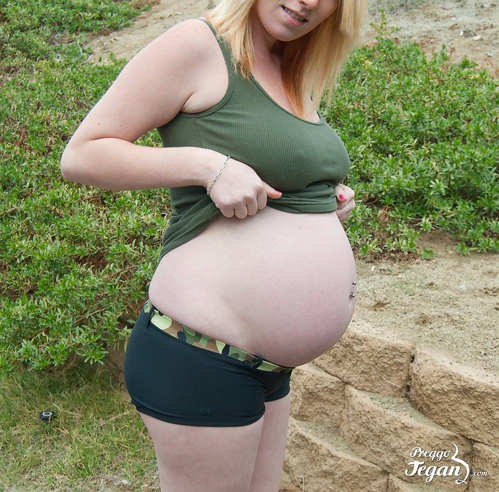 Pregnant girl holds a sex toy while showing her hairless vagina | Photo: 672393