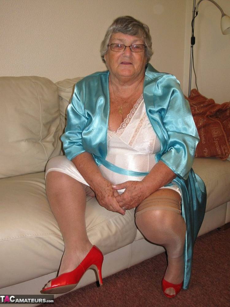 Brazen horny granny Grandma Libby shamelessly reveals saggy tits & aged pussy | Photo: 728994