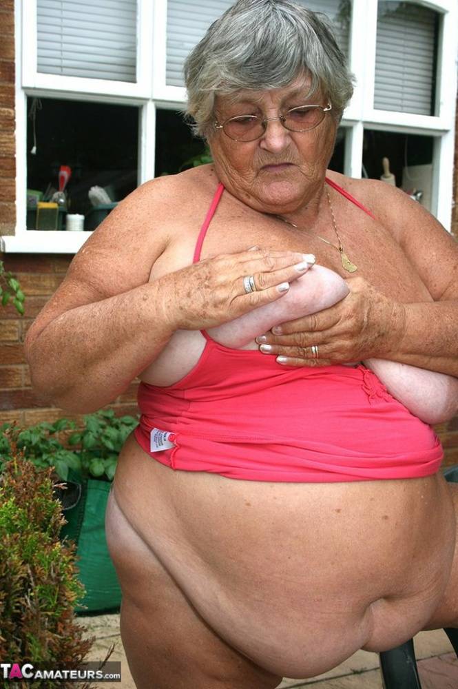 Fat oma Grandma Libby licks a nipple before baring her big ass on a patio | Photo: 732850