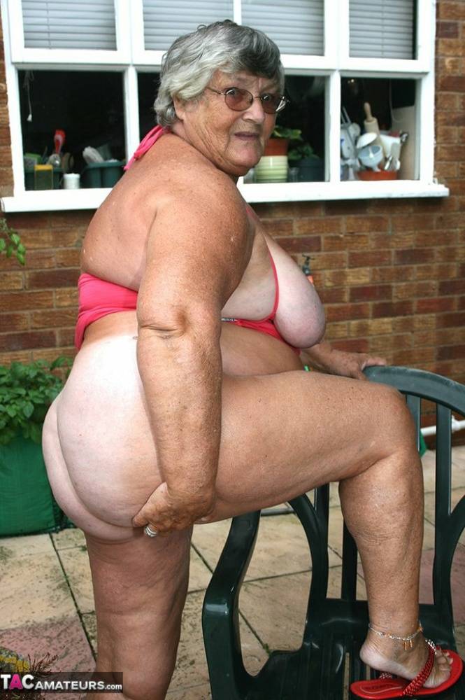 Fat oma Grandma Libby licks a nipple before baring her big ass on a patio | Photo: 732844