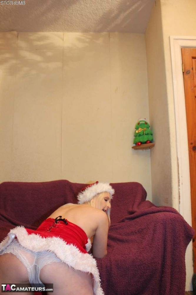 British amateur Tracey Lain exchanges oral sex after a fuck at Christmas - #4