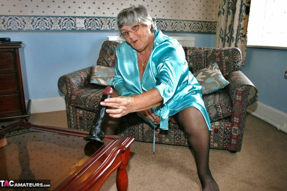 Old lady with a saggy tits and a fat belly pleasures herself with a dildo | Photo: 789628