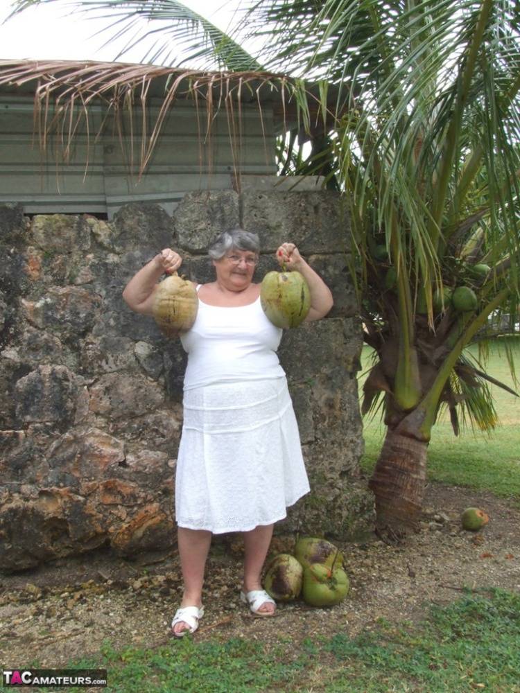 Obese British lady Grandma Libby exposes her large tits underneath a tree | Photo: 791054