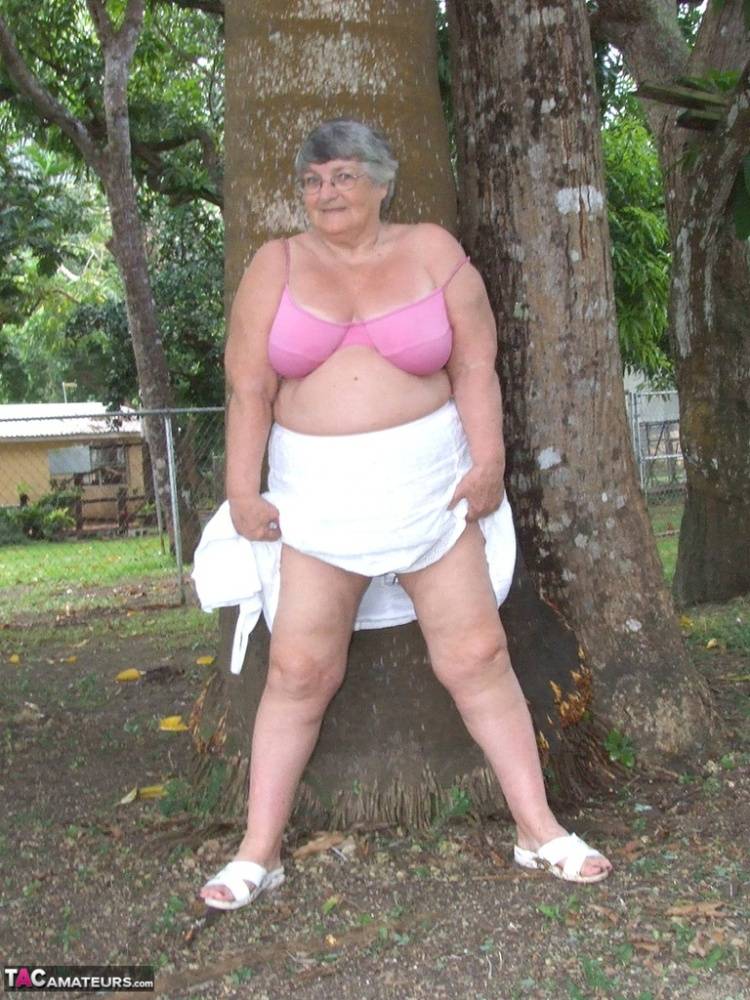 Obese British lady Grandma Libby exposes her large tits underneath a tree | Photo: 791056