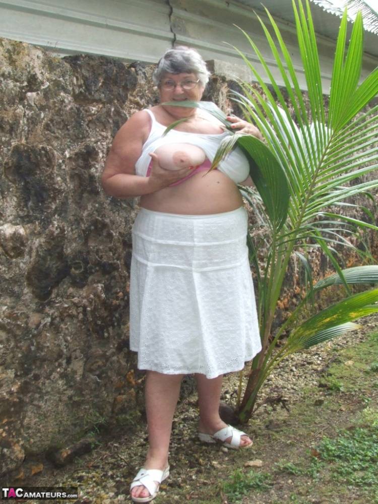Obese British lady Grandma Libby exposes her large tits underneath a tree | Photo: 791047