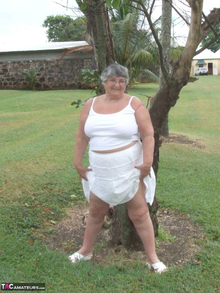 Obese British lady Grandma Libby exposes her large tits underneath a tree | Photo: 791051