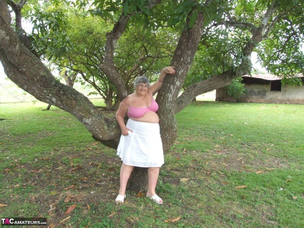 Obese British lady Grandma Libby exposes her large tits underneath a tree | Photo: 791041