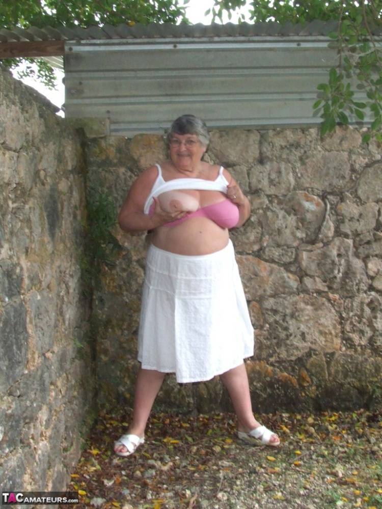 Obese British lady Grandma Libby exposes her large tits underneath a tree | Photo: 791061