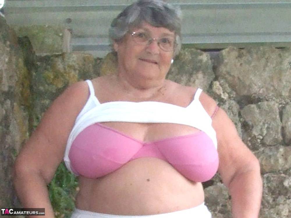 Obese British lady Grandma Libby exposes her large tits underneath a tree | Photo: 791069