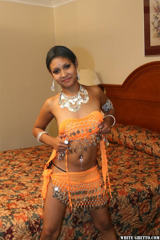 Indian female Dipti flashing her ass and nipples in her bedroom | Photo: 806090