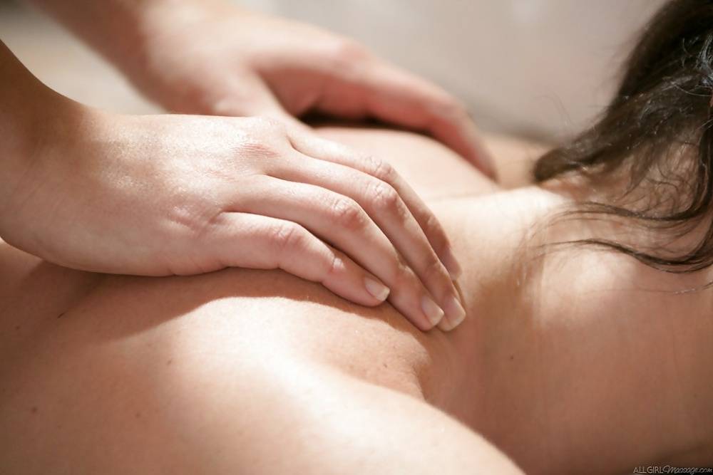 Close up lesbian sex after massage with Jennifer White and Adriana Chechik - #3