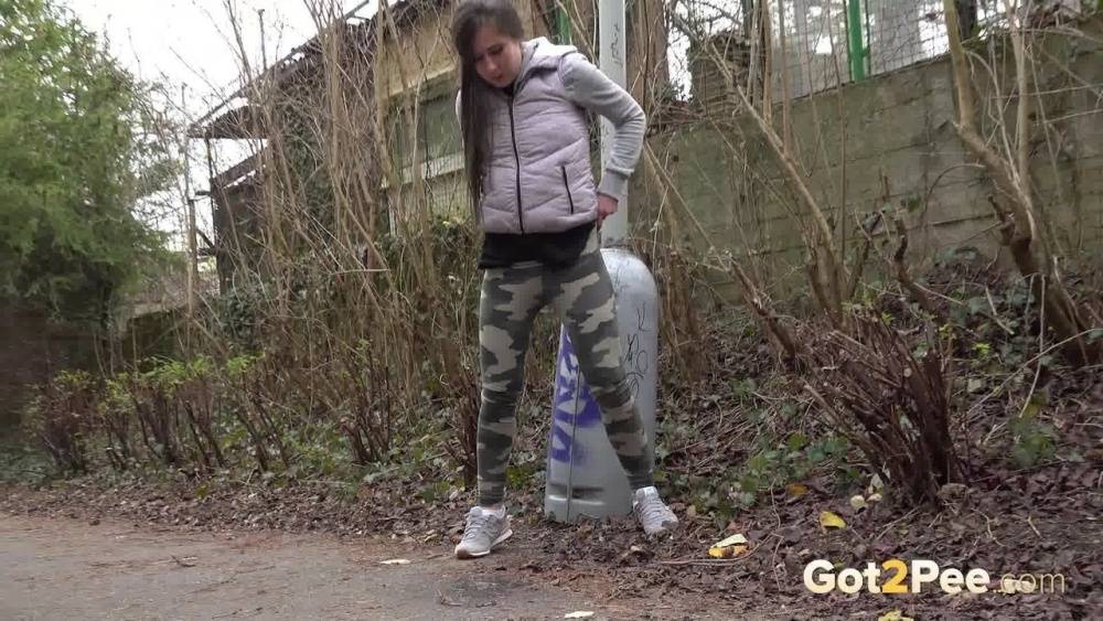 White girl Lara Fox pulls down her pants for a badly needed pee on a dirt path | Photo: 817448