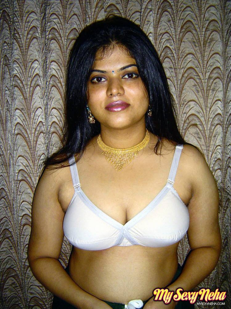 Chubby Indian girl Neha releases her breasts from white brassiere | Photo: 826595