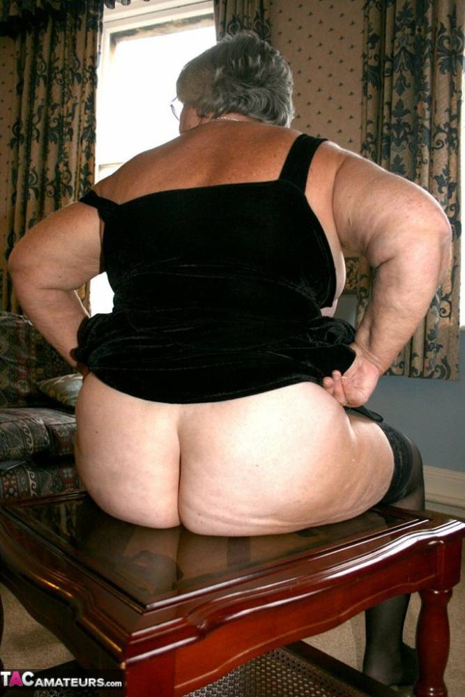 Obese UK senior citizen Grandma Libby goes naked on a loveseat in stockings | Photo: 840819