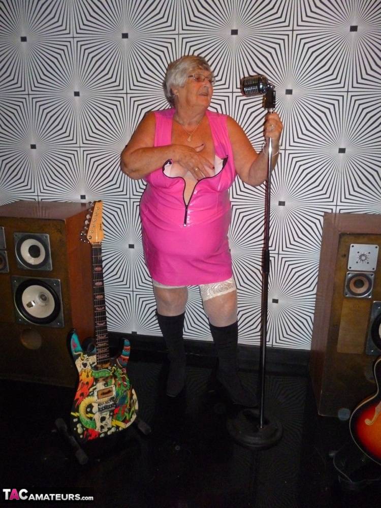 Overweight UK nan Grandma Libby steps up to the microphone before getting nude | Photo: 877696
