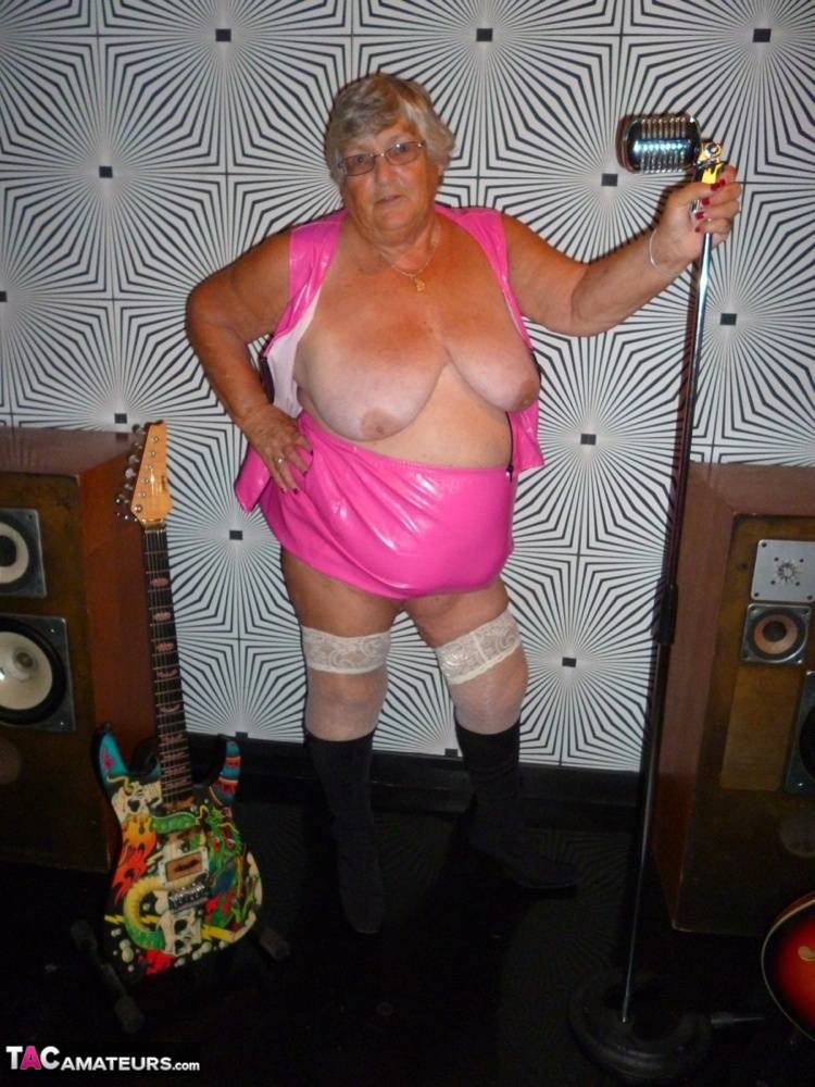 Overweight UK nan Grandma Libby steps up to the microphone before getting nude | Photo: 877681
