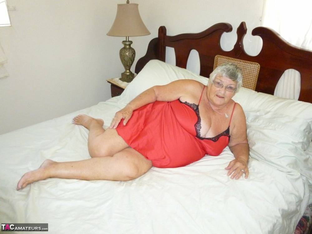 Old British woman Grandma Libby removes lingerie while toying her snatch | Photo: 879981