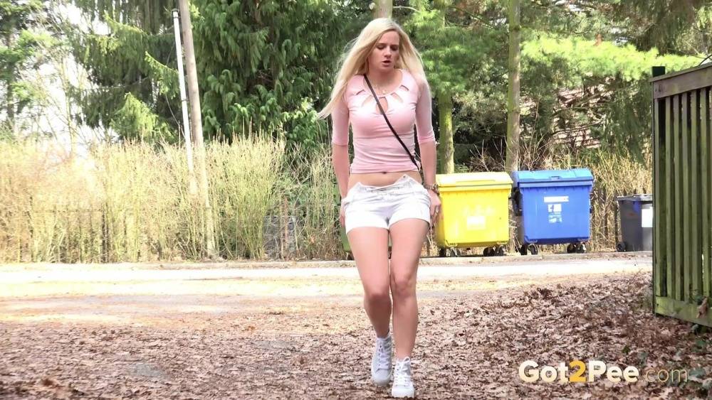 Blonde girl Katy Sky pulls down her shorts to piss in the ditch of a dirt road | Photo: 892590
