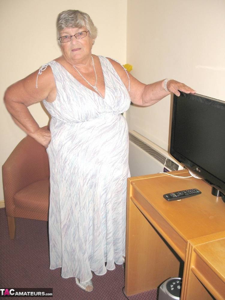 Old British woman Grandma Libby puts her obese body on display - #4