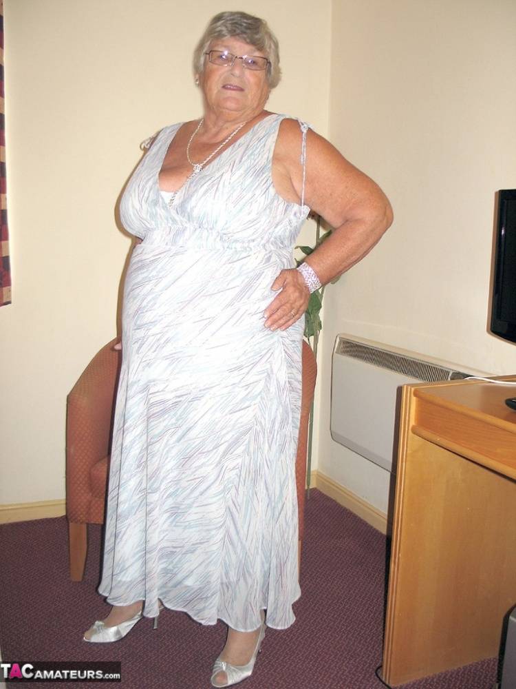 Old British woman Grandma Libby puts her obese body on display - #2