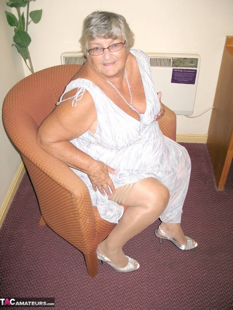 Old British woman Grandma Libby puts her obese body on display - #15