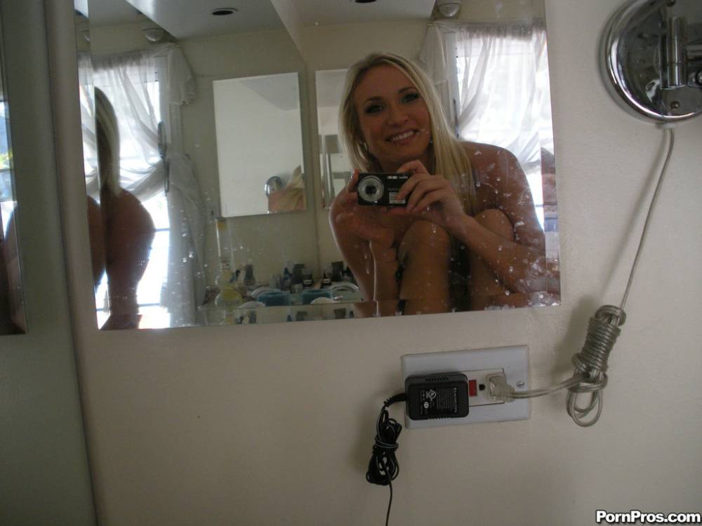 Playful blonde Addison Cain blows kisses while taking nude selfies in mirror | Photo: 1011456